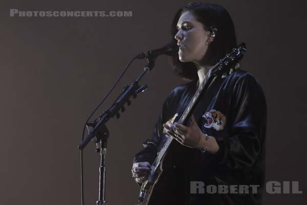 THE XX - 2017-08-27 - SAINT CLOUD - Domaine National - Grande Scene - Romy Madley Croft